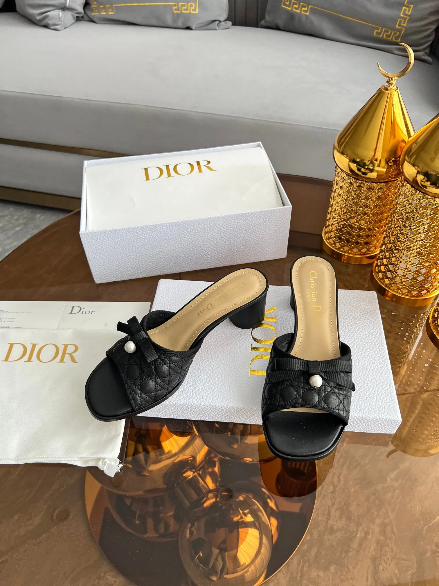 💕💕Factory direct selling price p480💕💕 🔥🔥Hot model👟👟DIOR 2025 early spring new product top version~ Original mold opening, 1:1 reproduction, original Italian last, purchasing agent level, original order quality. The Dway heeled sandals reinterpret Dior's iconic piece for an elegant look. The upper's delicate buckle strap highlights the 'CHRISTIAN DIOR' signature embroidery. Exquisite style. It is an ideal item to match with formal looks. ✅Outsole: original leather outsole imported from Italy. The sole is decorated with Christian Dior's lucky star symbol. ✅Size: 35～39 (40-41🉑customized). ✅Packaging: full set of original counter packaging.